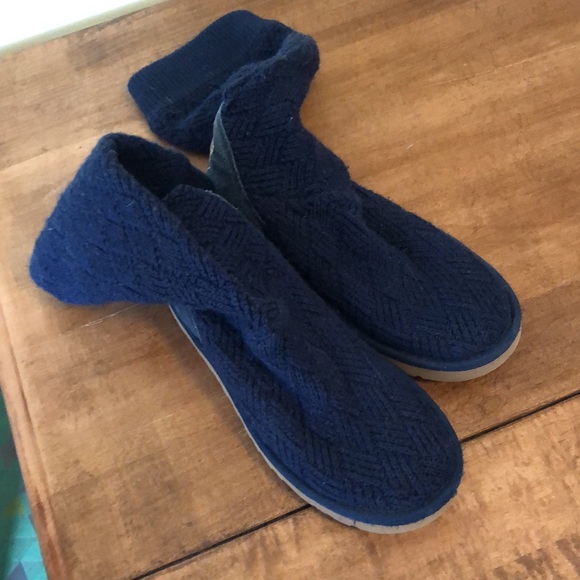 Navy Sweater Uggs - Picture 6 of 9